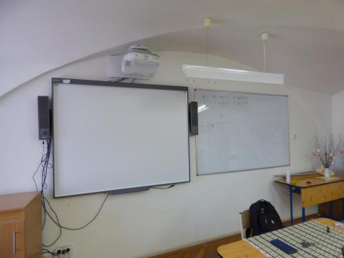 Szintén egy tanterem whiteboard és interaktív táblával.